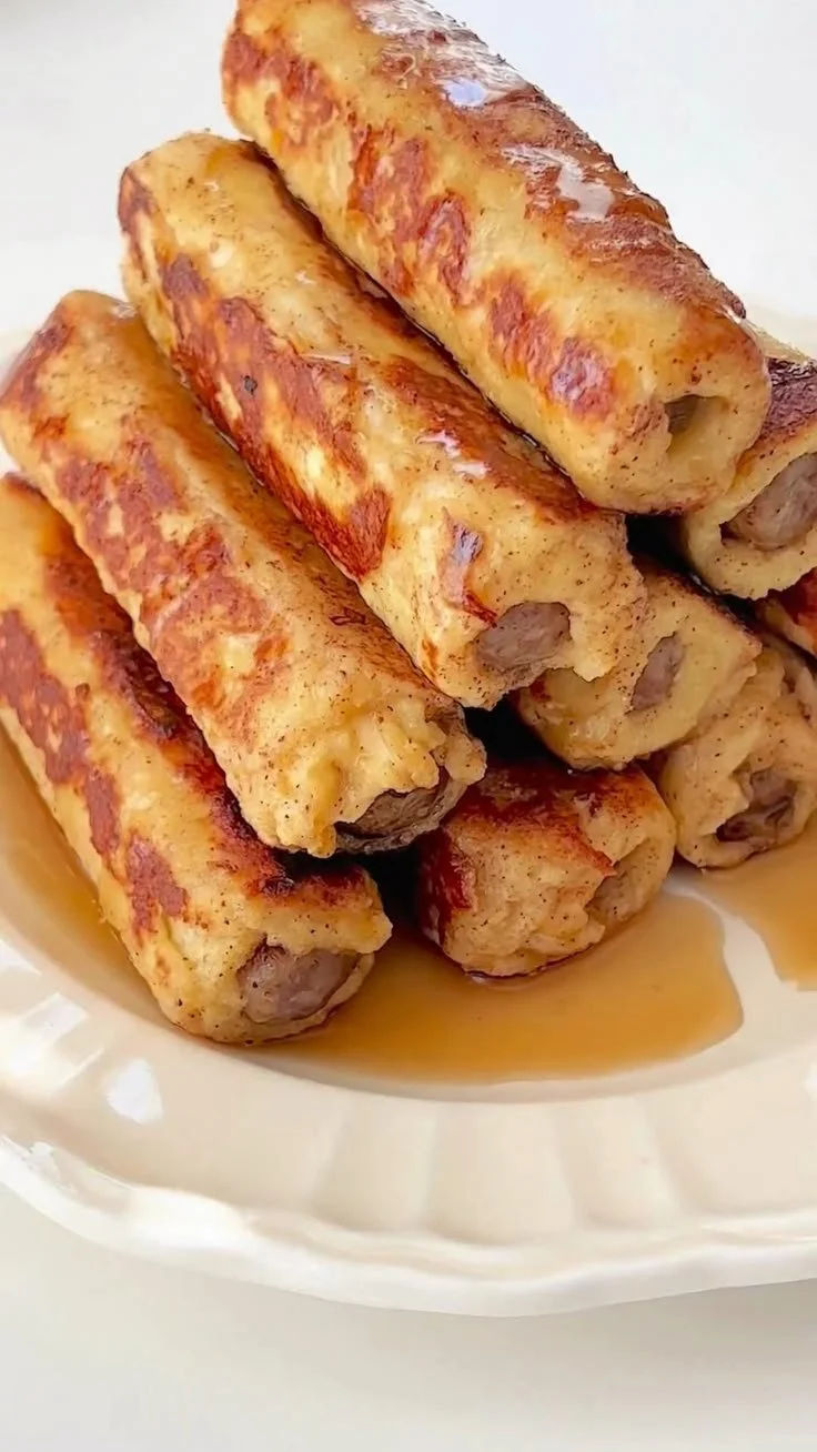 French Toast Roll-Ups 9 Delicious French Toast Roll-Ups filled with sweet cream cheese and berries